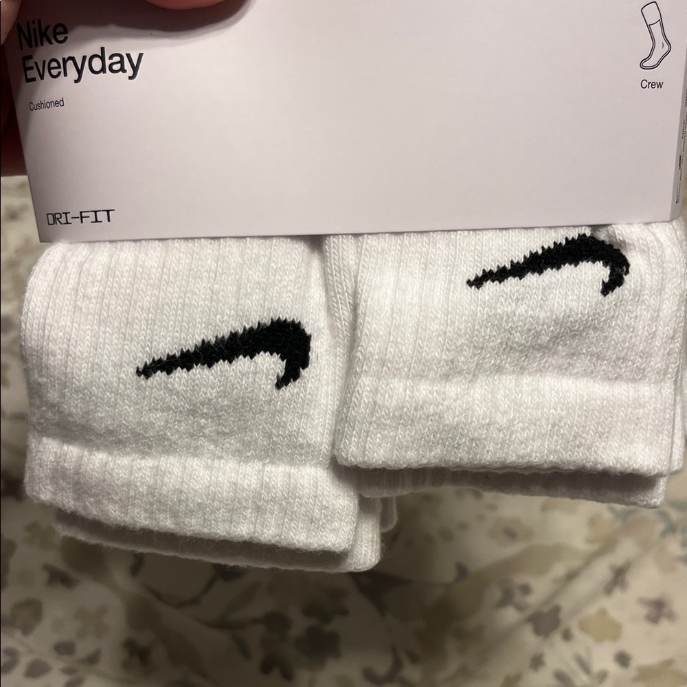 Nike Everyday Kids White Crew Socks - 6 pack - Picture 6 of 6
